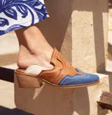 Zueco marrón de cuero vacuno con detalles bordados de estilo texano, forrado en cuero vacuno, con taco de madera de 3 cm y suela de cuero.