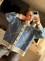 Saco tejido de algodón con lurex, diseño de rombos en color azul y beige, con cuello redondo, cierre frontal de botones y mangas abullonadas.