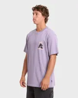 Remera Billabong de manga corta color lila, con gran estampado gráfico en la espalda que muestra una ola dentro de un marco de alambre de púa con flores y el logo de la marca.