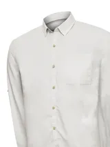 Camisa de manga larga RKF modelo Galiton, confeccionada en popelina de algodón orgánico color gris claro. Presenta cuello clásico, cierre frontal con botones de madera, bolsillo en el pecho con logo bordado y mangas ajustables. Incluye protección solar UPF 20+.