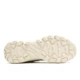 Championes de senderismo Merrell modelo Tempo Sol, color gris claro con detalles en gris oscuro y suela de goma color crema. Presentan una combinación de gamuza perforada y malla transpirable, con cierre de cordones y cuello acolchado.