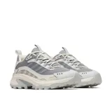Championes de trail running Merrell modelo Moab Speed 2 Sport, color gris con detalles en crema. Presentan un diseño técnico con empeine de nailon ripstop y TPU, suela Vibram TC5+ de alto agarre y tecnología FlexPlate para mayor estabilidad y flexibilidad.