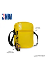 Morral deportivo color amarillo con correa negra ajustable. Presenta el logo de la NBA en la parte superior y un llavero colgante con el logo de los Los Angeles Lakers.