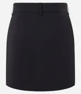 Short pollera confeccionado en bengalina color blanco, de cintura alta con trabillas y cierre frontal.