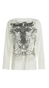 Remera de manga larga color blanco con estampa gráfica frontal en tonos grises y negros, de corte regular.