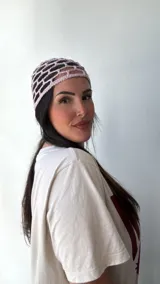 Gorro tipo turbante tejido al crochet, color rosa brillante, con diseño de red.