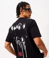 Remera de algodón color negro con cuello redondo y manga corta. Presenta una estampa en la espalda con la imagen de la banda The Cure y efecto de pintura chorreada, junto con el logo de la banda en color rojo.