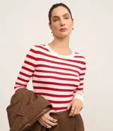 Suéter de punto con cuello redondo y rayas horizontales rojas y blancas.