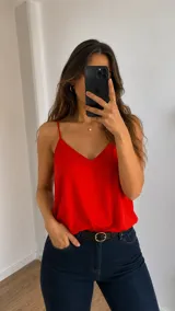 Blusa roja sin mangas con escote en V y tirantes finos.