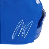 Gorra azul de la colección Adidas Mercedes AMG Petronas F1, con el logotipo de la estrella de Mercedes bordado en blanco en el frente y el emblema de Adidas en el ala.