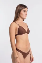 Conjunto de bikini color marrón chocolate, compuesto por un corpiño de triángulo con breteles finos y una bombacha clásica de tiro bajo.