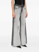 Jeans Diesel modelo 1978 D-Akemi-Fsi de corte wide leg, tiro medio y diseño de lavado degradado en tonos grises y negros, con efecto sombreado en los laterales.
