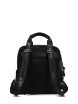 Mochila urbana negra de diseño compacto, confeccionada en material sintético resistente. Presenta doble asa superior con el nombre de la marca estampado, bolsillo frontal con cierre y tirador decorativo en color beige. Incluye el logo de la marca sutilmente aplicado en el frente.