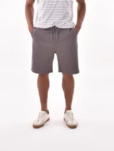 Bermuda de hombre color gris oscuro, de corte regular y largo hasta la rodilla, con cintura elástica y cordón de ajuste.