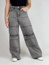 Pantalón gris de jean, corte wide leg, con bolsillos cargo laterales.