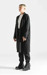Sacón largo de corte regular, confeccionado en tela simil paño color gris oscuro. Presenta diseño abierto, mangas largas con terminaciones al corte y bolsillos laterales ocultos.