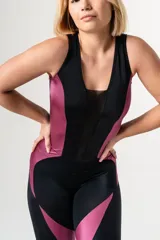 Mono deportivo negro con paneles laterales en magenta y escote con microtul. Espalda abierta con ganchos reforzados en el cuello.