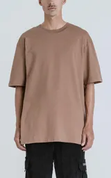 Remerón de algodón premium color cañamo (marrón claro/tostado), con corte extra oversize, hombros caídos y cuello redondo.