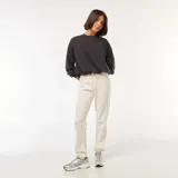 Pantalón de jogging color blanco hueso, con cintura elástica ajustable con cordón.