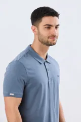 Remera polo de manga corta en color azul melange, con cuello camisero, cierre frontal de dos botones y pequeño bordado en el pecho.
