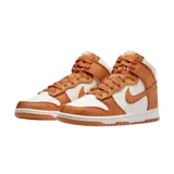 Championes Nike Dunk High de caña alta, con diseño bicolor en blanco y naranja. Presentan una estructura robusta con paneles de tela y cuero sintético, el icónico logo Swoosh en los laterales y suela de goma con tracción.