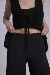 Pantalón palazzo negro de tiro alto.