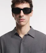 Camisa gris de viscosa con textura, cuello solapa, abotonado delantero y mangas largas.