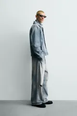 Cazadora de denim de algodón con efecto lavado, corte regular fit, cuello solapa, cierre frontal con botones, mangas largas con puños abotonados y bolsillos laterales de vivo.