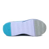 Championes deportivos Diadora modelo Moon, diseñados para mujer. Presentan una capellada de malla tejida en tonos grises, con detalles y refuerzos en azul claro y azul oscuro. La entresuela es gruesa, combinando blanco y azul claro, y la suela exterior es de goma con detalles en azul.