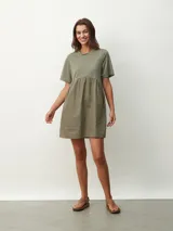 Vestido corto negro con corte evasé, mangas cortas y cuello redondo.