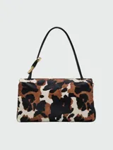 Bolso de hombro grande Marc Jacobs, con estampado de vaca en pelo, detalles en cuero negro y herrajes dorados.