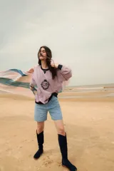 Bermuda de jean color negro, con corte recto y largo hasta la rodilla.