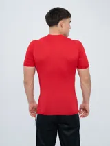Remera térmica deportiva de manga corta de la marca Umbro, en color rojo, con cuello redondo y ajuste ceñido al cuerpo.
