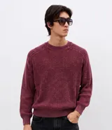 Suéter masculino de punto pesado texturizado en color bordó, con cuello redondo y mangas largas raglán con hombros marcados. Presenta un diseño acanalado en cuello, puños y dobladillo.