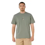Remera de manga corta color verde militar, con cuello redondo y pequeño bordado frontal en el centro del pecho.