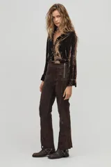 Camisa de terciopelo color chocolate, con cuello camisero clásico, mangas largas y botones de nácar. El corte es más largo en la parte trasera.