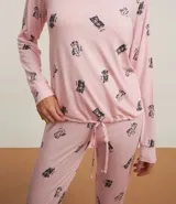 Conjunto de pijama largo color rosa con estampado de gatitos negros. Incluye una blusa de manga larga con cuello redondo y un pantalón con cintura elástica y cordón ajustable.