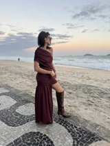 Vestido corto azul marino de terciopelo, con diseño asimétrico de un solo hombro, frunces en todo el cuerpo y un detalle lateral largo con caída.
