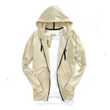 Campera beige con cierre frontal, capucha con cordones negros y logo bordado en el pecho. Confeccionada en algodón.