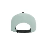 Gorra tipo trucker con visera plana, cuerpo en color verde menta y visera en tono gris oscuro melange. Presenta el logotipo bordado de la marca en el panel frontal dentro de un círculo blanco.