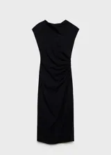 Vestido midi negro de corte recto, con cuello drapeado y diseño sin mangas. Presenta un detalle de drapeado lateral en la cintura y cierre de cremallera oculto en el lateral.