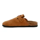 Zuecos estilo Birkenstock de color camel, con capellada cerrada, tira ajustable con hebilla metálica lateral y suela de corcho y goma.
