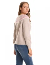 Cardigan de tejido suave en color beige, con diseño Fairisle en la parte superior del pecho en tonos rosado y gris. Presenta cuello redondo, cierre frontal con botones y mangas largas con puños acanalados.