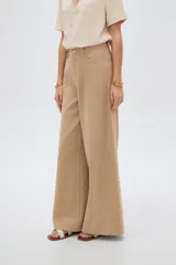 Pantalón jean verde militar, de tiro alto, corte ancho tipo wide leg y diseño de perneras amplias con costuras verticales decorativas.
