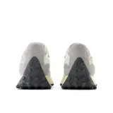 Championes New Balance 327 color crema, con detalles en gris y blanco.