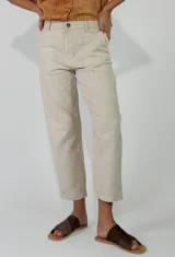 Pantalon de lino color mostaza con bolsillos laterales, tiro medio y corte recto.