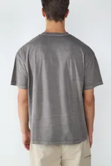 Camiseta de manga corta con corte relaxed y efecto lavado, confeccionada en algodón. Presenta cuello redondo y un acabado desgastado que aporta un estilo vintage.