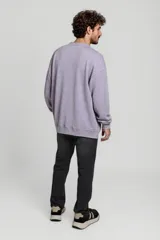 Buzo lila de corte oversize con cuello redondo y parche con logo en el pecho.