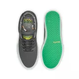 Zapatillas de skate grises con detalles en verde y amarillo, de corte bajo y suela vulcanizada blanca.