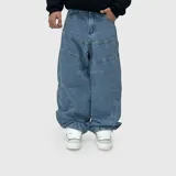Pantalón de jean estilo ultra baggy con diseño de costuras horizontales y verticales en las piernas. Presenta un corte holgado y amplio, con tiro medio y acabado en lavado azul clásico.